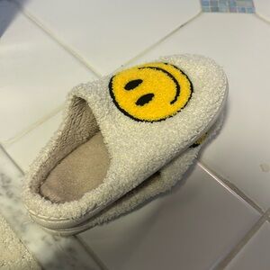 🤍☀️PREPPY SMILEY SLIPPERS☀️🤍